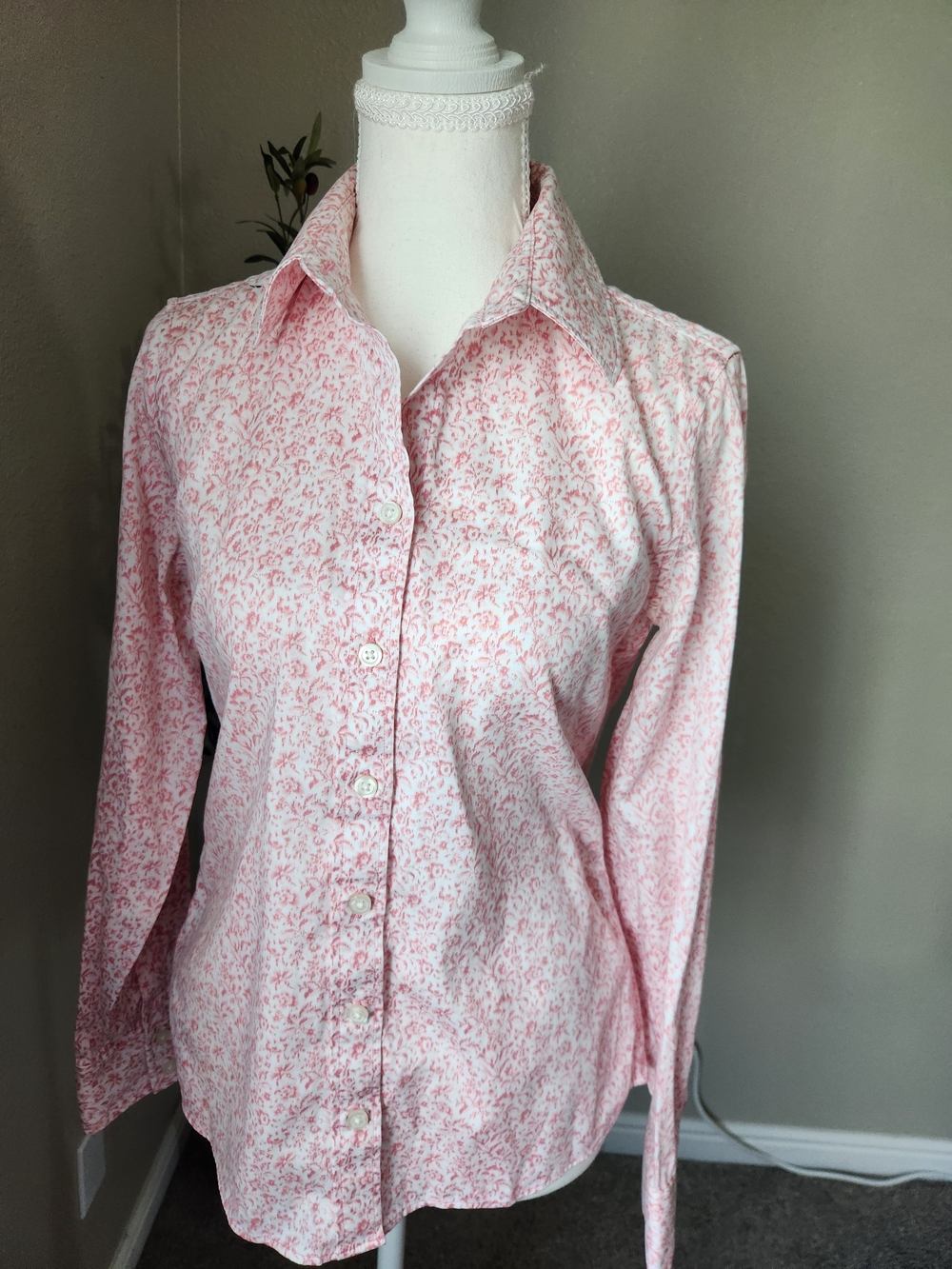 Banana Republic White and Pink Patterned Button-Down Shirt